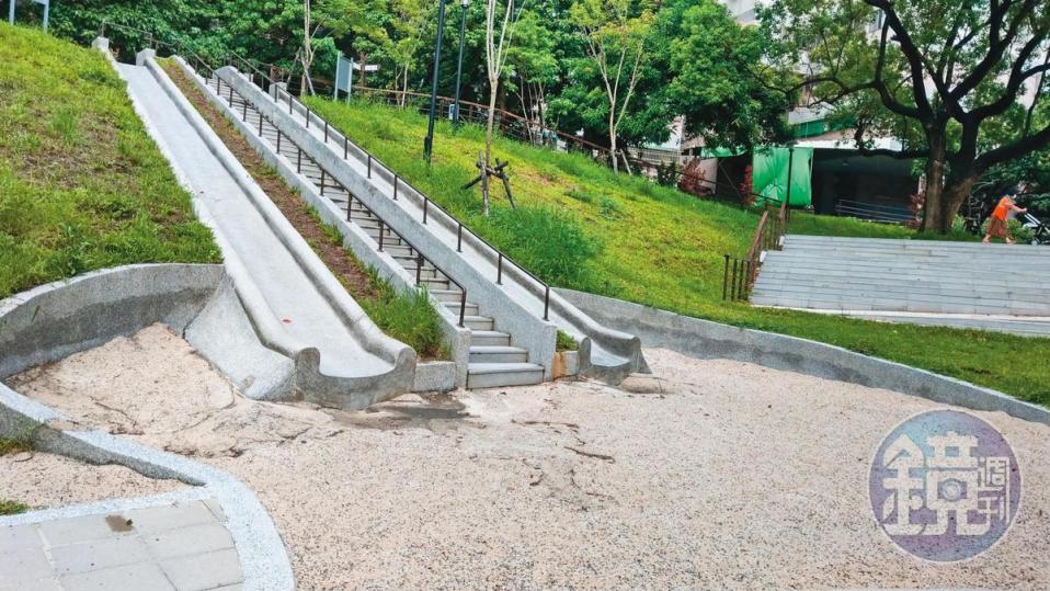 祥合公園利用園區地形原有的高低差，建置一座長12.5公尺的溜滑梯，也是臺南最長的地景式磨石子溜滑梯。