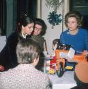 <p>La princesse Grace de Monaco et sa fille Caroline distribuent des cadeaux aux enfants de la principauté (1971).</p><br>