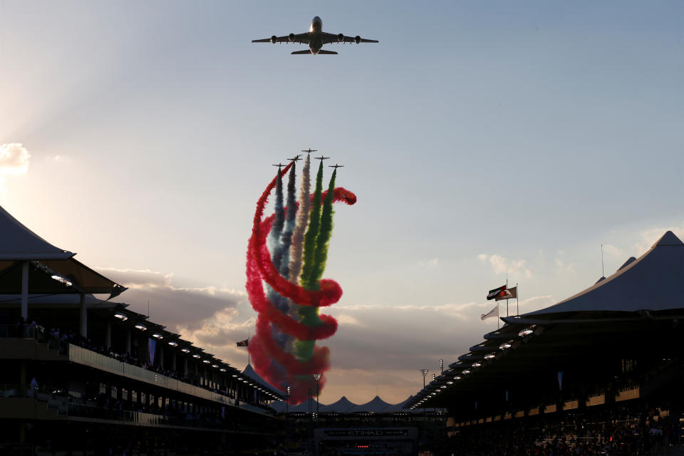 <p>Beim Formel-1-Rennen in Abu Dhabi sorgen Flieger des Militärs kurz vor dem Start für eine eindrucksvolle Show. (Bild: Reuters/Ahmed Jadallah) </p>