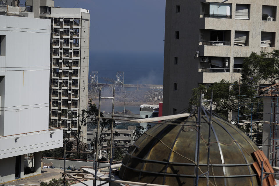 La città è distrutta "così tanto da sembrare Hiroshima", ha detto il governatore della capitale libanese. Auto ed edifici semidistrutti e detriti sulla strada. E in quasi tutto il centro cittadino praticamente nessun edificio è rimasto con i vetri intatti.