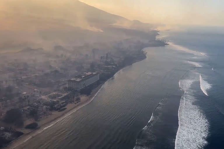 Esta captura de vídeo de Richard Olsten, tomada el 9 de agosto de 2023, muestra el humo que sale de los edificios destruidos mientras el fuego arrasa Maui, Hawái. (Foto de Richard Olsten / AFP) / 