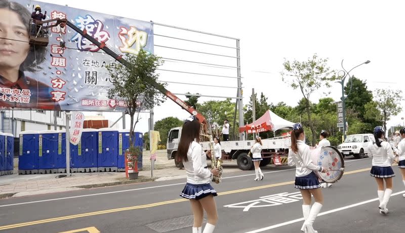 ▲為了製造儀式感，RJ廉傑克曼特地找來「北斗女子樂團」，盛大舉辦「告別式」。（圖／翻攝自YouTube RJ廉傑克曼）