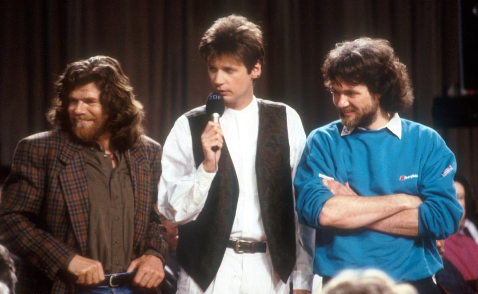 Reinhold Messner (li.), Guenther Jauch (Moderator) (mi.), Arved Fuchs, ZDF-Sendung "Aktuelles Sportstudio", Mikro, Mikrophon, Mikrofon, Bart, Vollbart, (Photo by Peter Bischoff/Getty Images)