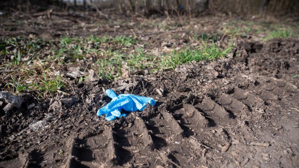 Ein Einmalhandschuh liegt nahe des mutmaßlichen Tatorts. Nachdem ein 13-jähriger Junge tot in der Nähe von Sinsheim gefunden worden ist, gehen die Ermittlungen der Polizei weiter.