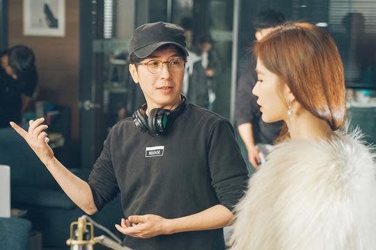 朴峻華（左）曾執導劉仁娜主演的韓劇《觸及真心》，擅長浪漫喜劇。（翻攝自網路）