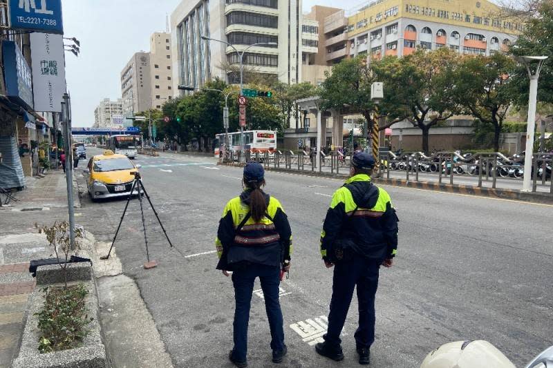 擺脫行人地獄，警政署通令全國警察自五月一日起展開不停讓行人大執法。　 （記者孫曜樟翻攝）