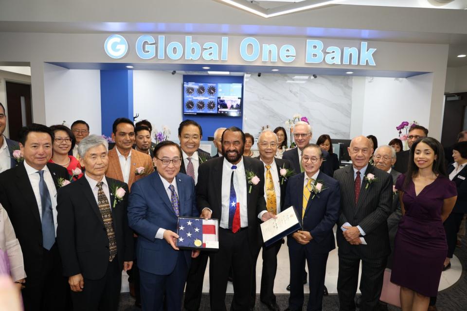 國會議員艾爾格林頒發褒揚狀環球第一銀行行長兼行政總監（CEO) JP Park（左三）。（記者封昌明／攝影）
