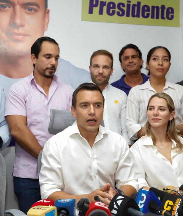 Foto del domingo del candodato presidencial ecuatoriano Daniel Noboa y su esposa Lavinia Valbonesi en una rueda de prensa en Guayaquil