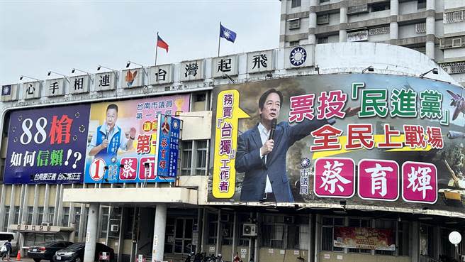 台南市議員蔡育輝、曾參選第一選區台南市議員的資深媒體人姚正玉，近來都在國民黨新營黨部掛起新的大看版。（張毓翎攝）