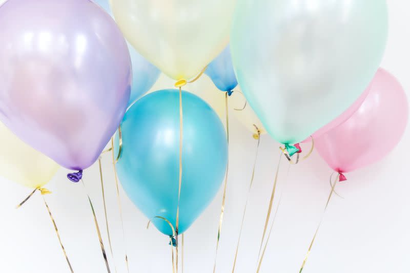 ▲有名女子在37歲生日收到媽媽準備的「氣球驚喜」，沒想到拆開氣球的繩子時，氣球的底部綁著鈔票，結果下秒竟隨風而去。（示意圖／翻攝自《pexels》 ）