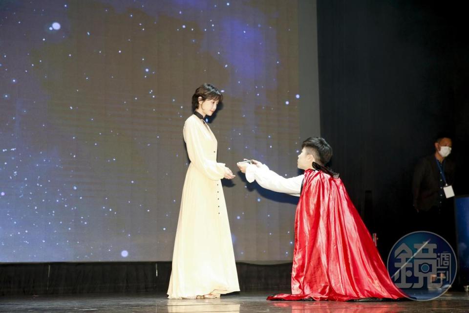 謝欣穎（左）出席「月光雕刻師」手遊上線記者會，與舞者（右）重現故事中王妃與雕刻師的浪漫橋段。