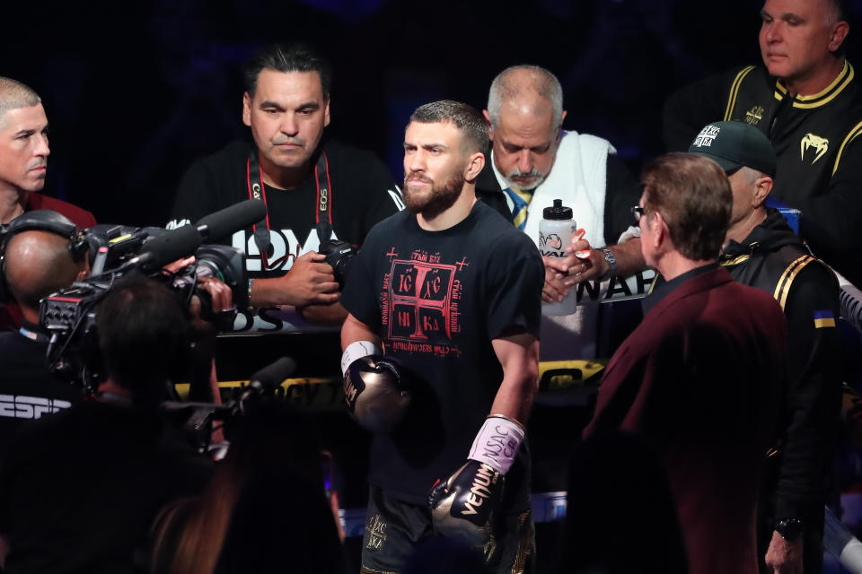 Vasyl Lomachenko subiendo al ring para enfrentar a Devin Haney en el MGM Grand Garden Arena de Las Vegas. (Alejandro Salazar/PxImages/Icon Sportswire via Getty Images)