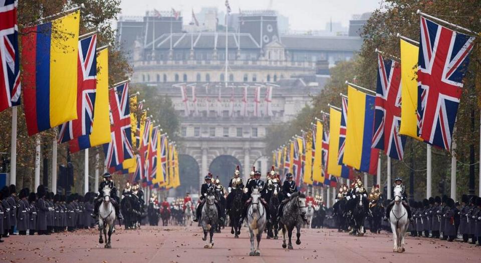 A state carriage procession at Buckingham Palace.