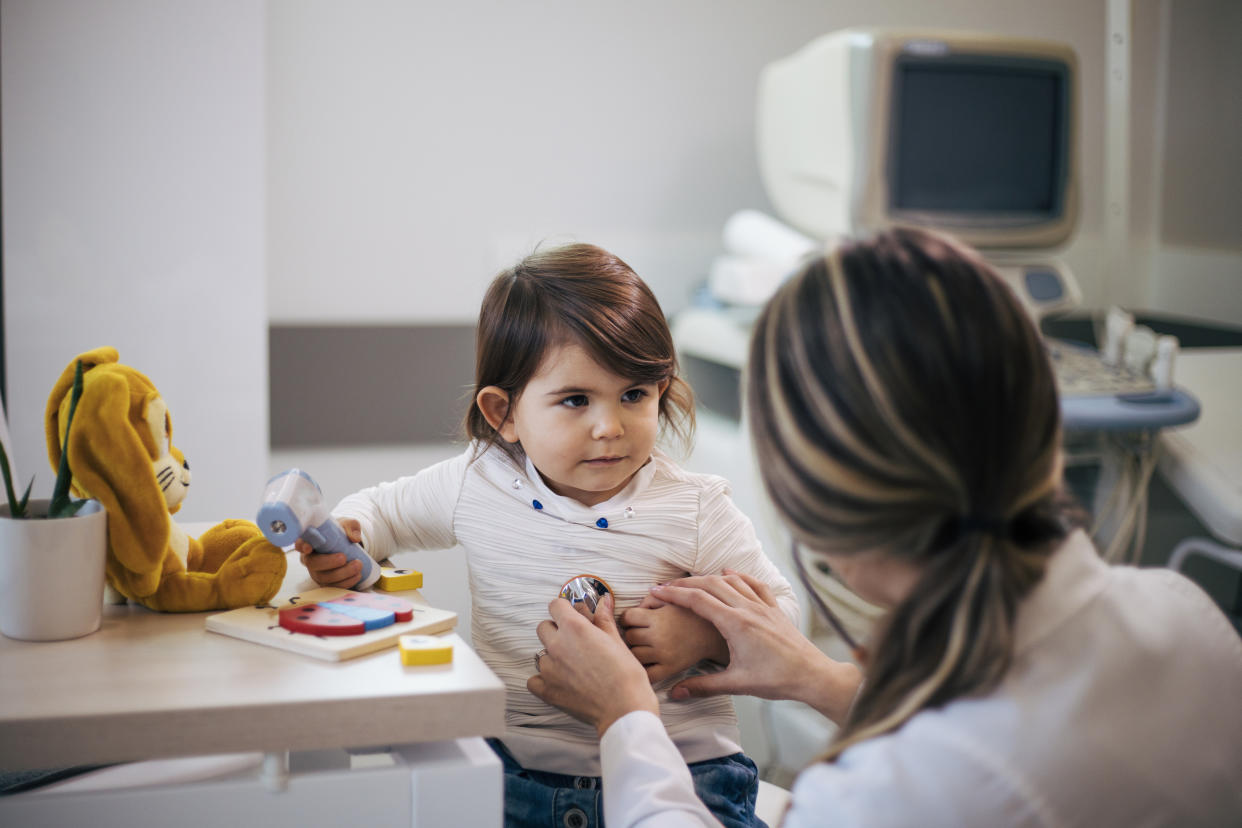 Los pediatras de Atención Primaria recuerdan que el colegio puede ser un escenario de contagios no sólo de Covid-19, sino de otras enfermedades comunes que en este momento les preocupan más. (Foto: Getty)