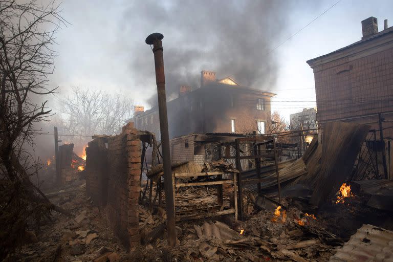 Un edificio arde tras un bombardeo en Bakhmut, región de Donetsk, el 4 de diciembre de 2022, en medio de la invasión rusa de Ucrania.