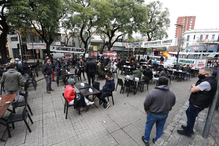 Los gastronómicos instalaron mesas en Plaza Serrano para reclamar por las restricciones actuales