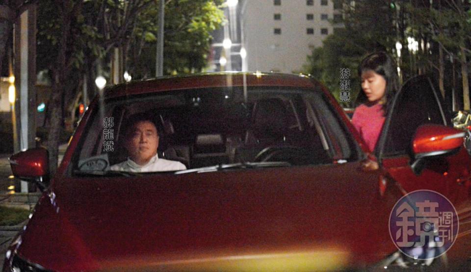 2018年6月1日20：14，共進晚餐後，郝龍斌先上游淑慧的休旅車，游隨後開車門坐上駕駛座。