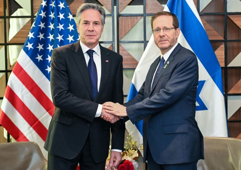 President of Israel Isaac Herzog (R) meets US Secretary of State Antony Blinken in Tel Aviv. Ma'ayan Toaf/GPO/dpa