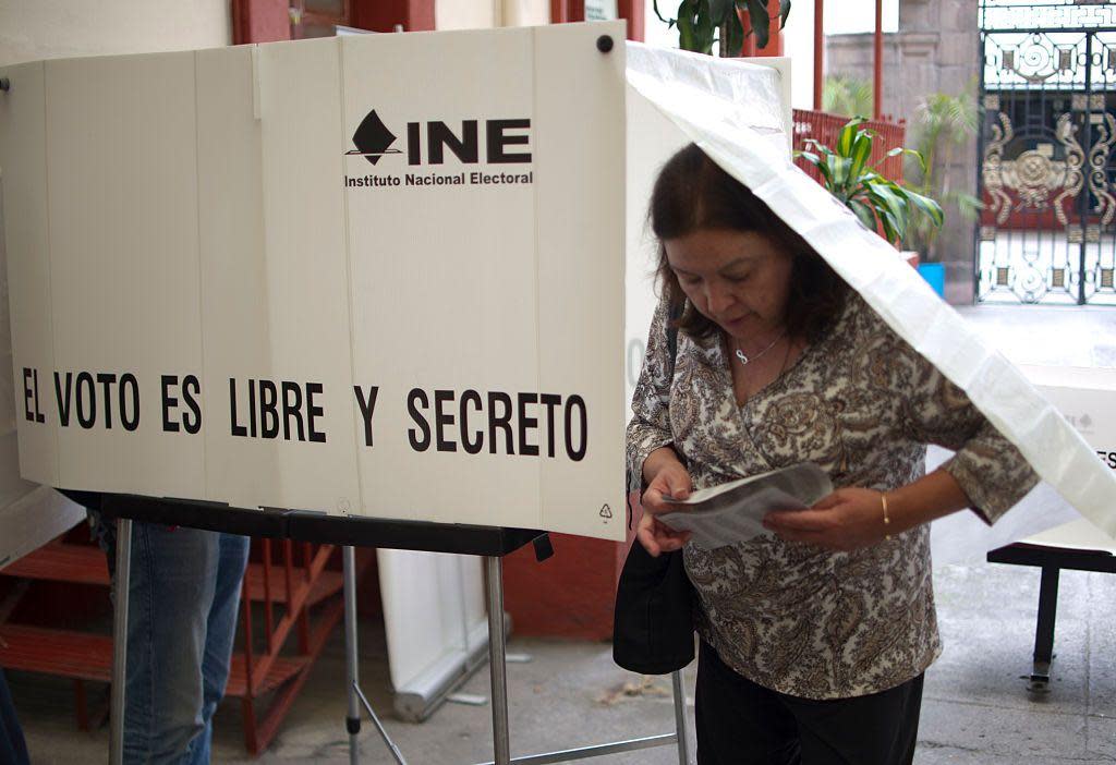 Una mujer vota en México