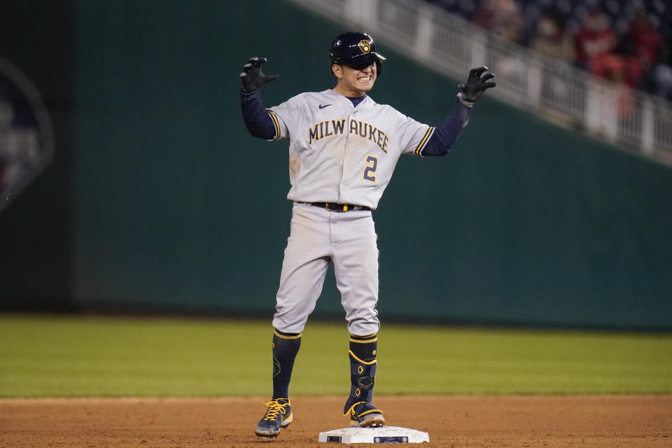 El mexicano Luis Urías, de los Cerveceros de Milwaukee, festeja luego de conectar un doble productor en el segundo juego de una doble cartelera ante los Nacionales de Washington, el sábado 29 de mayo de 2021 (AP Foto/Julio Cortez)