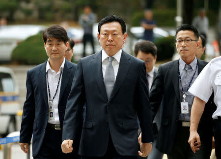 FILE PHOTO - Lotte Group chairman Shin Dong-bin arrives at a court in Seoul, South Korea, September 28, 2016. REUTERS/Kim Hong-Ji/File Photo