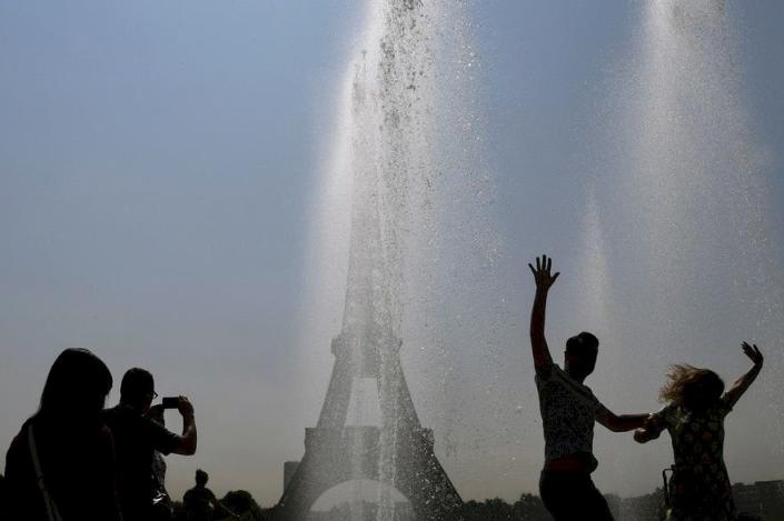 法國這週迎來今夏首波熱浪，大巴黎地區率先提升警戒層級，預測最高溫可能達攝氏37度。(圖取自推特)