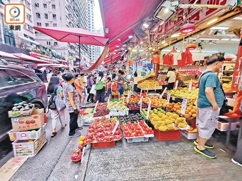 店舖阻街問題嚴重，政府本月上旬起將聯合執法行動擴展至東區、深水埗及元朗區。