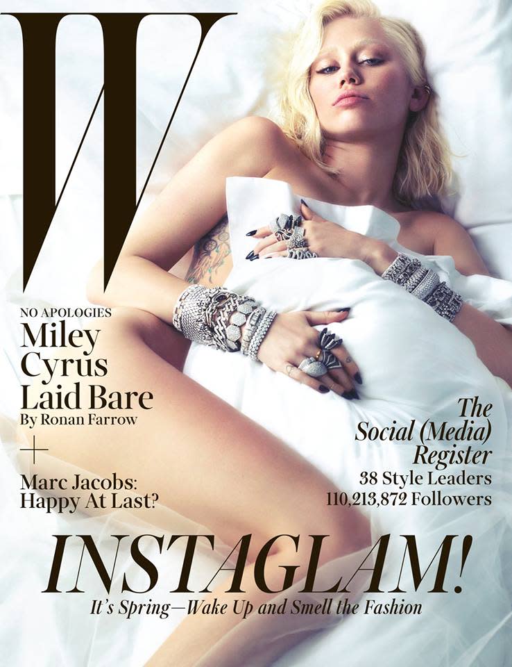 Selbstverständlich, muss man fast schon sagen, ließ sich auch die offenbar etwas exhibitionistisch veranlagte Miley Cyrus nackt ablichten. Im März 2014 rekelte sie sich auf dem Cover des “W”-Magazins und umklammerte dabei lediglich ein Kissen. (Bild-Copyright: Facebook/wmagazine)