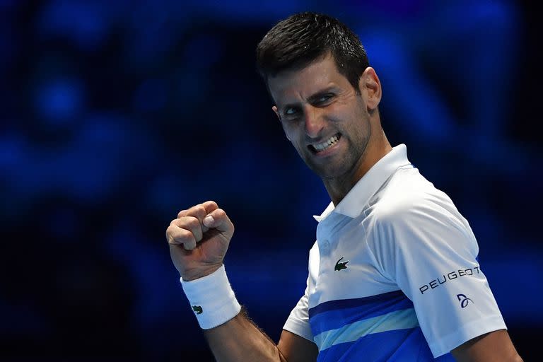 El serbio Novak Djokovic, número 1 del mundo, celebra su victoria ante el ruso Andrey Rublev, que le aseguró la clasificación para las semifinales del torneo de maestros, en Turín.