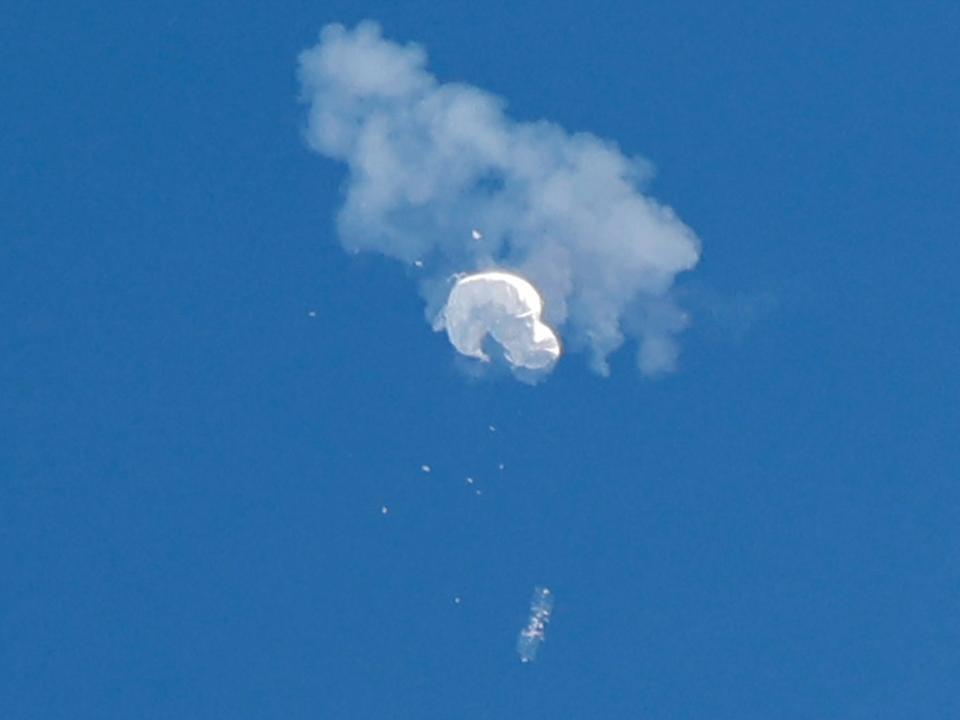 The suspected Chinese spy balloon drifts to the ocean after being shot down off the coast in Surfside Beach, South Carolina, U.S. February 4, 2023 (REUTERS)