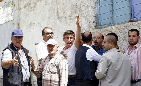 Locals protest against officials asking them to resign as they argue with police about their security concerns after two rockets hit the Turkish town of Kilis near the Syrian border, Turkey, April 24, 2016. REUTERS/Umit Bektas