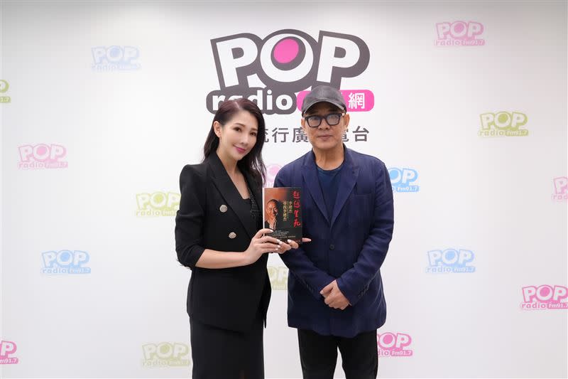 李連杰（右）登電台接受主持人林書煒訪問。（圖／POP Radio提供）