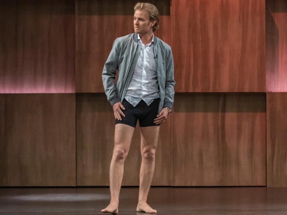 Nico Rosberg probiert eine umstrittene Boxershorts. (Bild: RTL / Bernd-Michael Maurer)