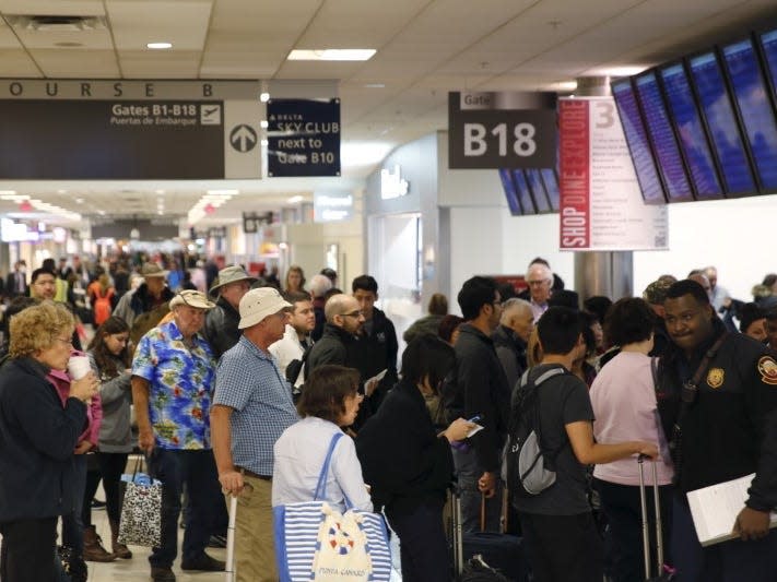 Passengers board their flight at Hartsfield–Jackson Atlanta International Airport in Atlanta, Georgia, November 23, 2015. REUTERS/Lucas Jackson 