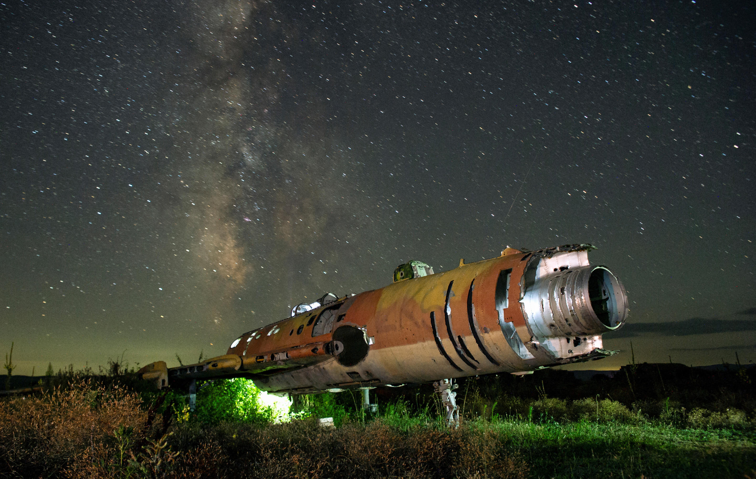 O vedere a ploii de meteoriți Perseide de la o bază aeriană militară abandonată din regiunea Kakheti, Georgia.