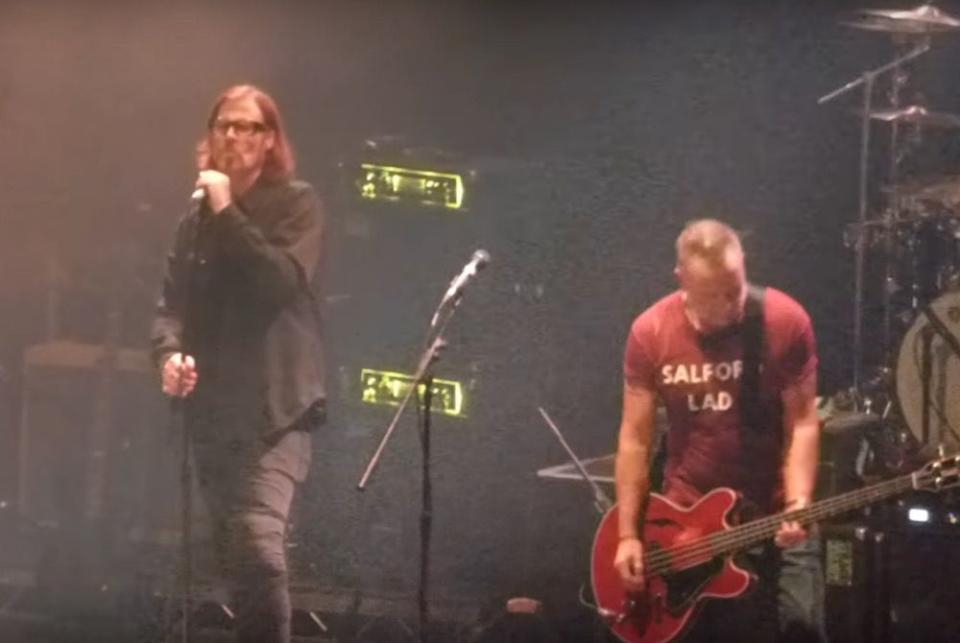 The former Screaming Trees frontman remained on stage to perform “Dead Souls”. 