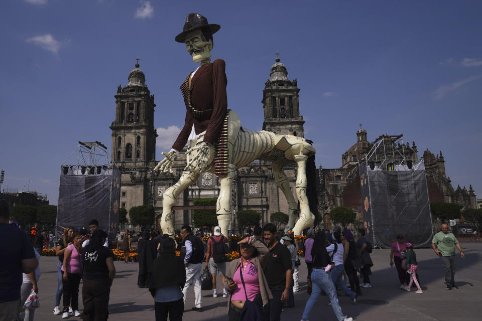 Una figura de una catrina en representación del revolucionario mexicano Pancho Villa por la celebración del Día de Muertos en el Zócalo, la principal plaza de Ciudad de México, el martes 31 de octubre de 2023. (AP Foto/Marco Ugarte)