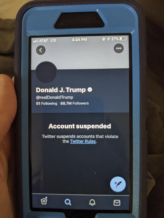 Fotografía del viernes 8 de enero de 2021 que muestra en un celular la suspensión en Twitter de la cuenta del presidente Donald Trump. (AP Foto/Tali Arbel)