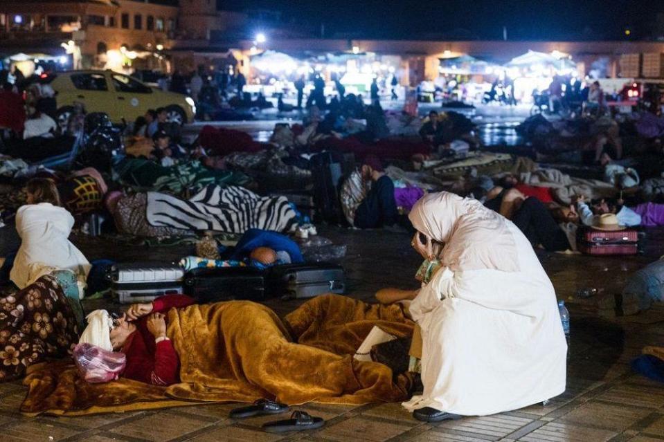 Personas acampando en las calles