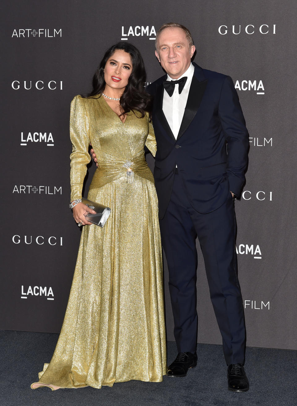 <p>Con este vestido dorado Salma Hayek, quien estuvo acompañada de su esposo, Francois-Henri Pinault, pareció toda una princesa. Getty Images </p>