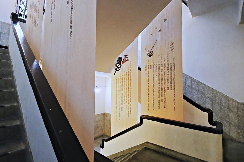 辦公廳舍樓梯是「B面第一首」展區，三層樓高、長達1,028公分的垂吊布幕，沿著樓梯蜿蜒而上，細細走讀從2011到2021年松山文創園區開園十年的精采大事紀！