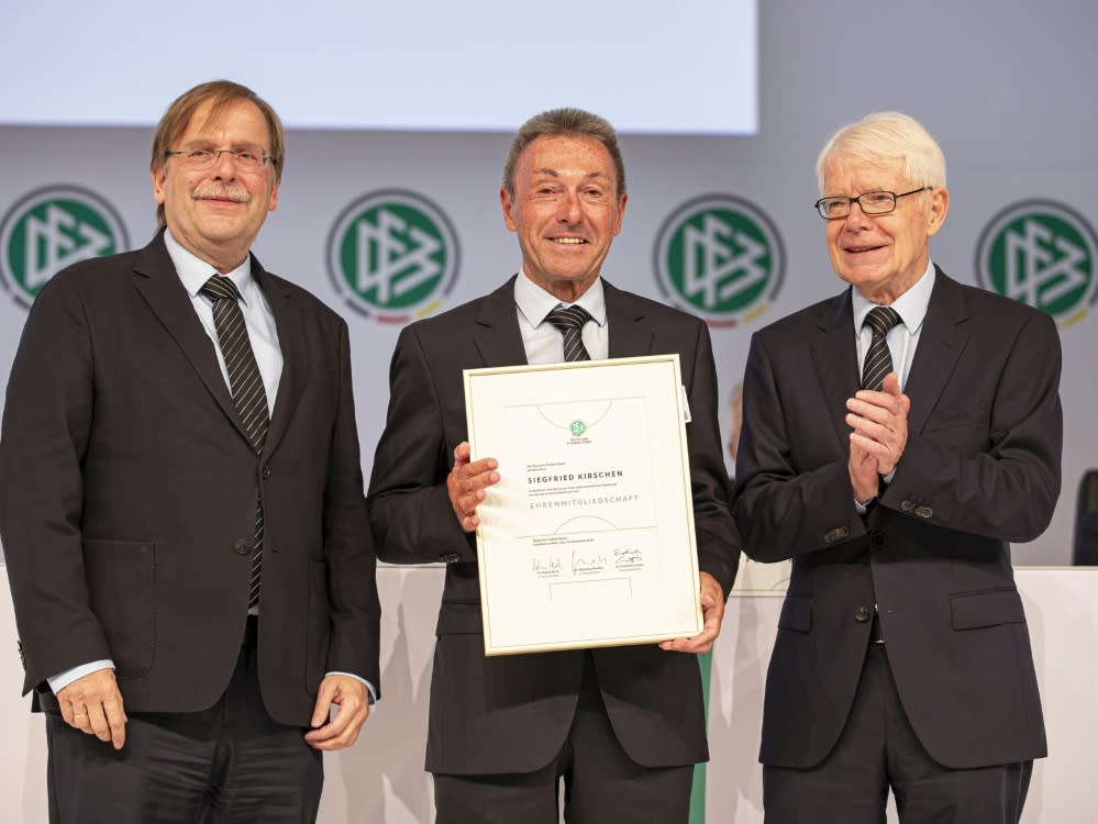 Siegfried Kirschen (M.) wurde 2019 DFB-Ehrenmitglied (POOLFOTO/SVEN SIMON via www.imago-images.de)