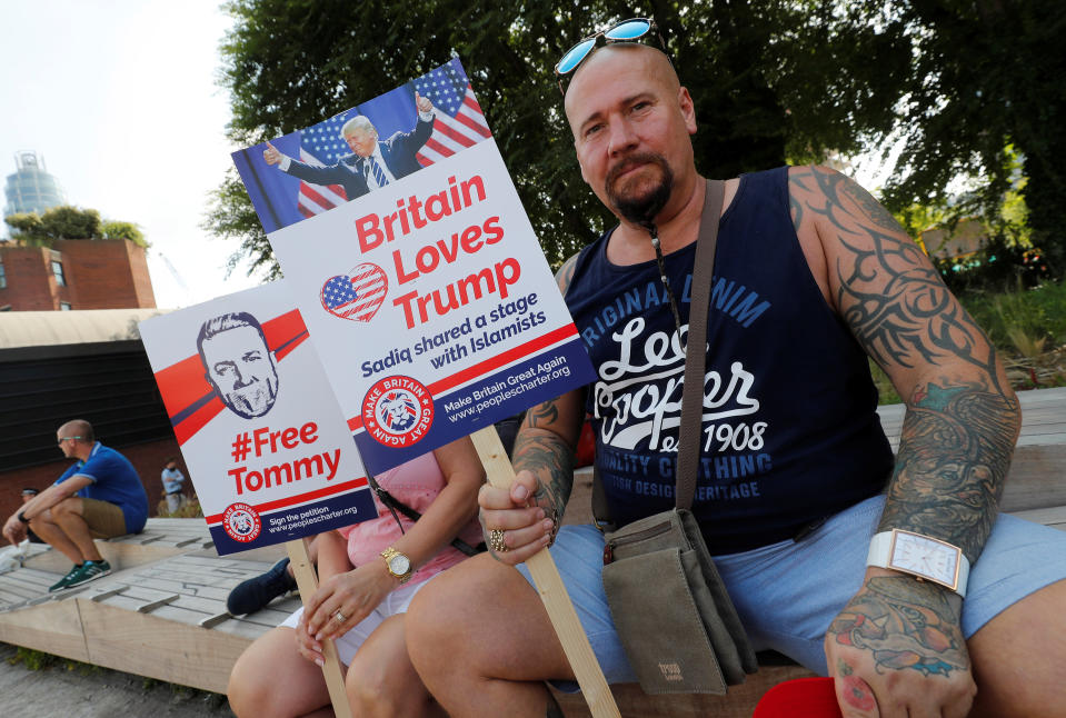 <p>Demonstrators near the U.S. Embassy in London prepare for a pro-Trump rally during the visit of President Trump to Britain, July 14, 2018. (Photo: Yves Herman/Reuters) </p>