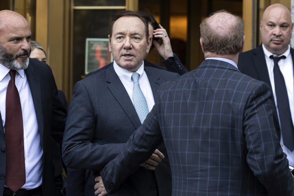 El actor Kevin Spacey sale de la corte tras un día de juicio civil el jueves 6 de octubre de 2022 en Nueva York. Spacey está acusado de abusar sexualmente de un actor de 14 años en la década de 1980 cuando él tenía 26. (Foto AP/Yuki Iwamura)