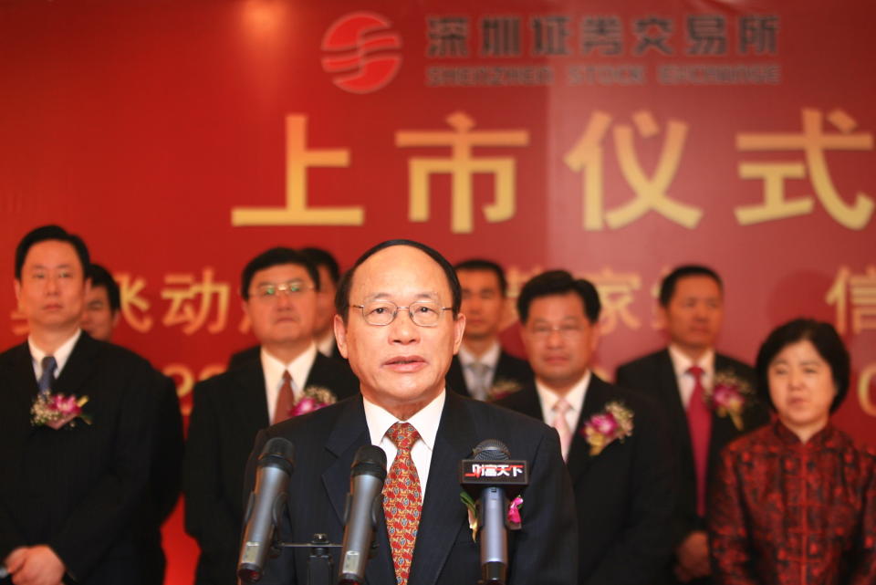 Ye Chenghai, front, chairman of Shenzhen Salubris Pharmaceuticals Co., Ltd., speaks during the ceremony for the listing of Salubris at the Shenzhen Stock Exchange on Sept. 10,&nbsp;2009. (Photo: Imaginechina)
