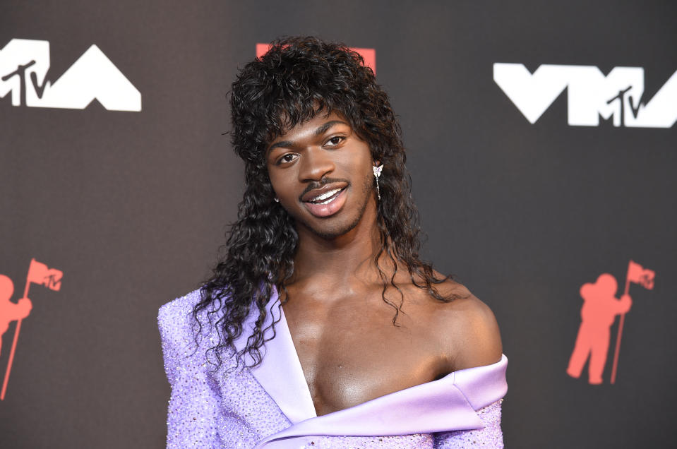 Lil Nas X llega a la ceremonia de los Premios MTV a los Videos Musicales, el domingo 12 de septiembre de 2021 en el Barclays Center en Nueva York. (Foto por Evan Agostini/Invision/AP)