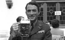 Hoch die Maß! Hollywood-Legende Gregory Peck lässt sich bei Dreharbeiten in Deutschland ein Bier schemcken. (Bild: Reporters Associes/Gamma-Rapho via Getty Images)