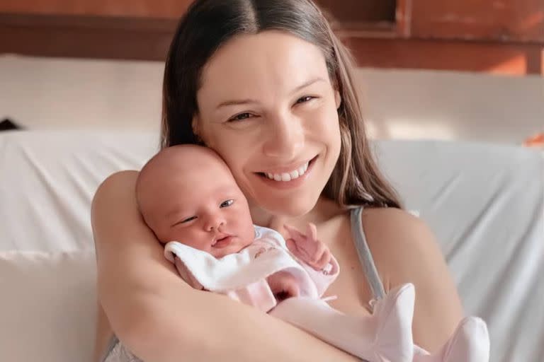 Pampita recibió numerosas atenciones de personalidades de la farándula tras el nacimiento de Ana, su hija con Roberto García Moritán