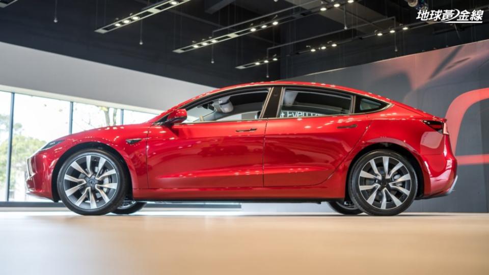 Model 3煥新版的車身尺碼放大至4,720×1,933×1,441mm，軸距維持2,875mm設定不變。(攝影/ 劉家岳)
