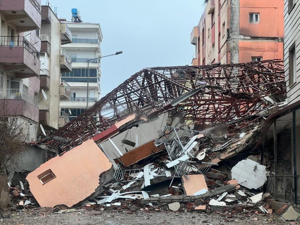 強震重創土耳其，數千人死傷，多處建築物倒塌。（圖：台灣雷伊漢勒世界公民中心臉書）